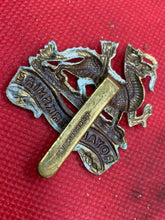 Load image into Gallery viewer, Original WW1 / WW2 British Army Royal Berkshire Regiment Cap Badge
