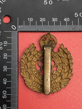 Charger l&#39;image dans la galerie, Original WW2 British Army Royal Engineers Kings Crown Cap Badge
