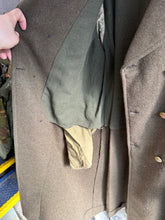 Lade das Bild in den Galerie-Viewer, Original WW2 Canadian Army Officers Warrant Officer WO2 Greatcoat - 38&quot; Chest
