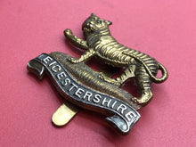 Lade das Bild in den Galerie-Viewer, Original WW2 British Army Leicestershire Regiment Cap Badge - Rare Maker
