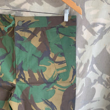 Lade das Bild in den Galerie-Viewer, Genuine British Army DPM Camouflaged Rain Trousers Waterproof PVC - Size 70/80
