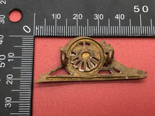 Charger l&#39;image dans la galerie, Original WW1 / WW2 British Army Brass Collar Badge Royal Artillery Cannon
