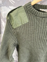 Lade das Bild in den Galerie-Viewer, Genuine British Army Man&#39;s Heavy Jersey Olive Drab Pull Over - Size 2- 32&quot; Chest
