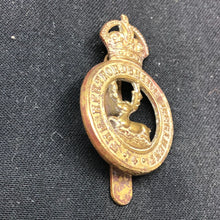 Charger l&#39;image dans la galerie, Original WW2 British Army Cap Badge - Hertfordshire Regiment - The Militaria Shop
