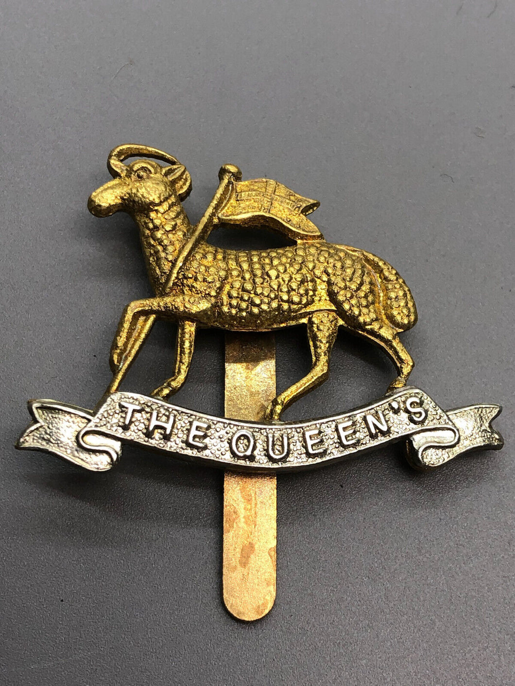 Originales Mützenabzeichen des Queen's Royal Regiment (West Surrey) der britischen Armee aus dem 2. Weltkrieg