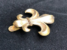 Load image into Gallery viewer, Original WW2 British Army Manchester Regiment Fleur De Lys Cap Badge
