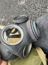 Load image into Gallery viewer, Original WW2 British Army Assault Mask Set in Bag (No Filter)
