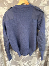 Lade das Bild in den Galerie-Viewer, Originaler britischer Pullover der Royal Air Force in Blau und Grau der RAF, Brustgröße 100 cm 
