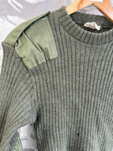 Charger l&#39;image dans la galerie, Genuine British Army Man&#39;s Heavy Jersey Olive Drab Pull Over - Size 2- 32&quot; Chest
