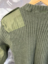 Charger l&#39;image dans la galerie, Genuine British Army Man&#39;s Heavy Jersey Olive Drab Pull Over - Size 33&quot; Chest
