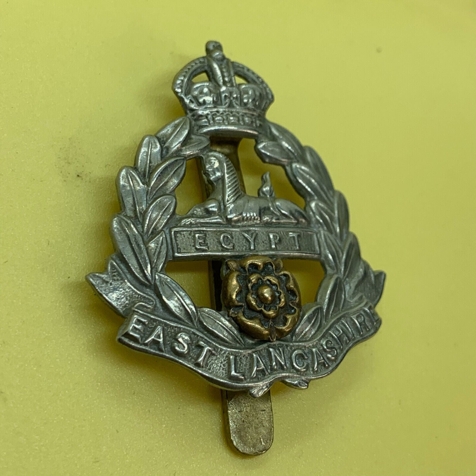 Original Ww1 British Army Cap Badge - East Lancashire Regiment 