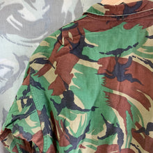 Charger l&#39;image dans la galerie, British Army DPM 1968 Pattern Camouflaged Combat Smock Jacket - Size 3 - 40&quot; C
