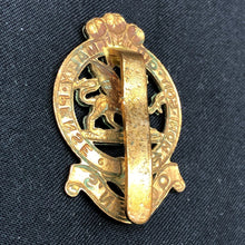 Load image into Gallery viewer, Genuine British Army Cap Badge - Queen&#39;s Regiment - The Militaria Shop
