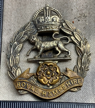 Lade das Bild in den Galerie-Viewer, Origianl WW2 British Army Royal Hampshire Regiment Cap Badge
