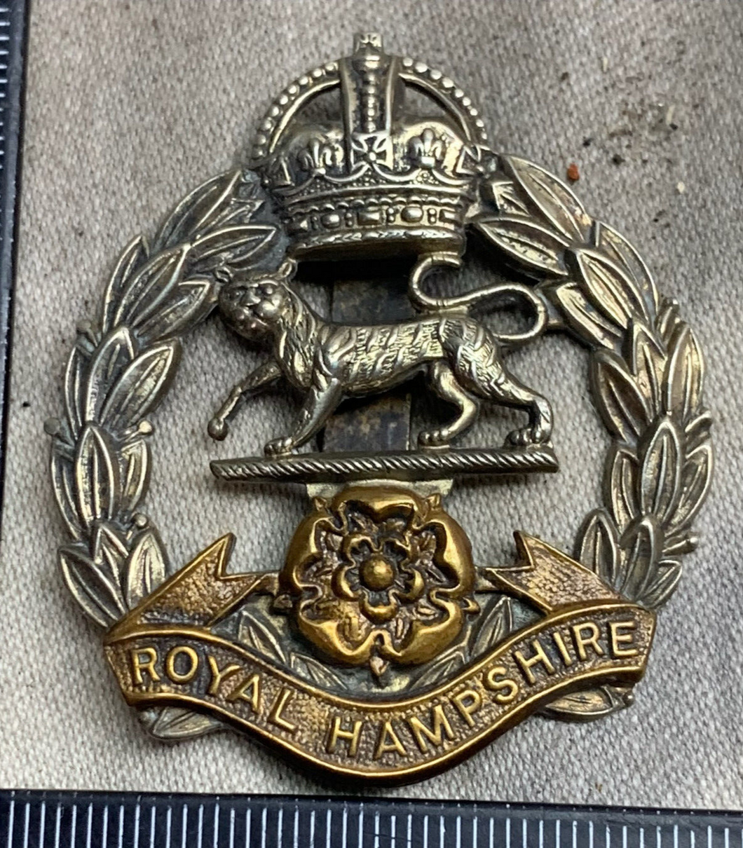 Origianl WW2 British Army Royal Hampshire Regiment Cap Badge