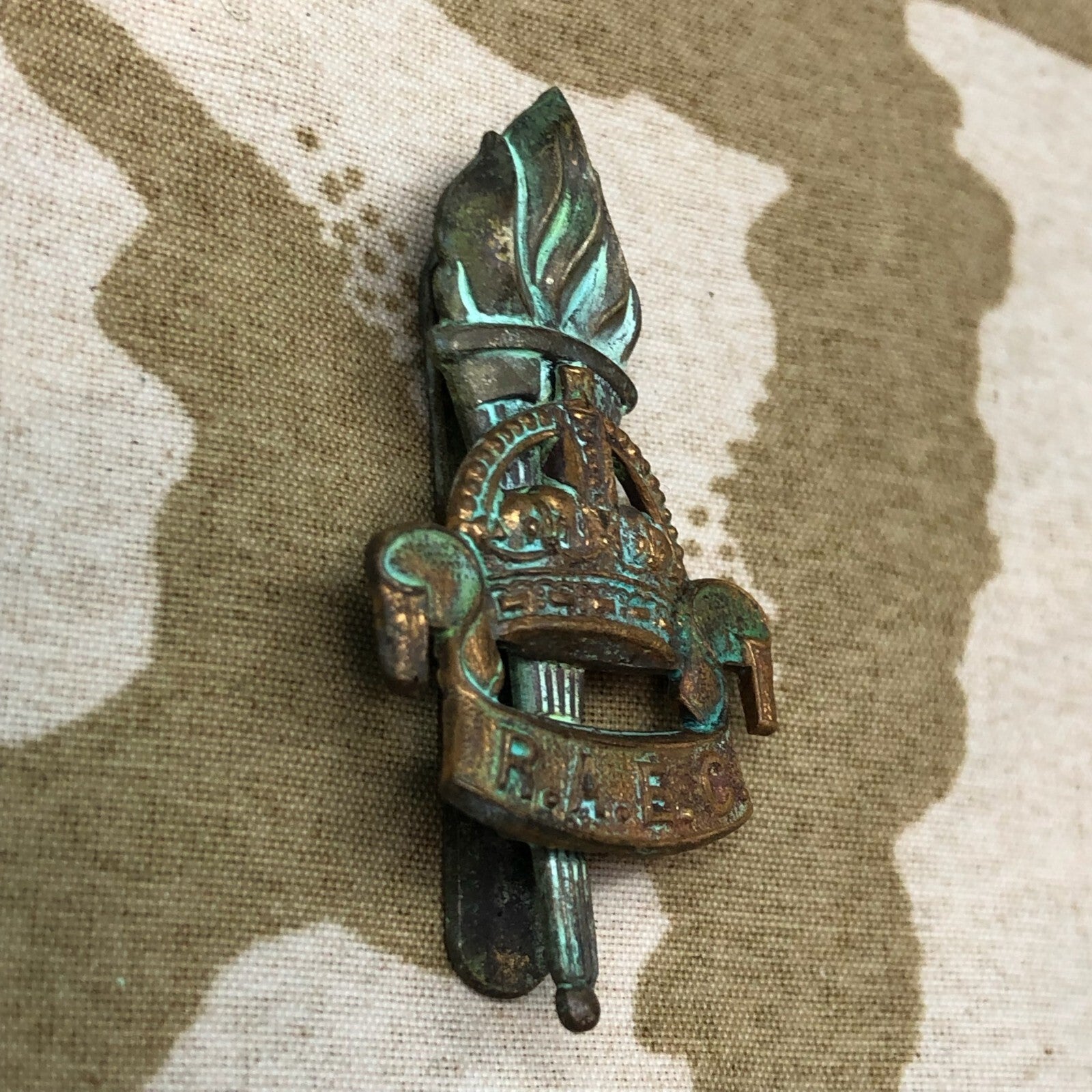 Genuine British Army Cap Badge - Royal Army Educational Corps - The Militaria Shop