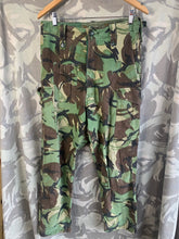 Lade das Bild in den Galerie-Viewer, British Army DPM 1968 Pattern Camouflaged Combat Trousers - Size 30&quot; Waist
