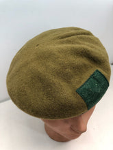 Lade das Bild in den Galerie-Viewer, Original Khaki-Regiments-Barettmütze des British Army Guards Regiments – Größe 59 cm 
