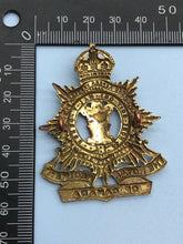 Charger l&#39;image dans la galerie, Genuine WW2 Royal Regiment of Canada Cap Badge - Kings Crown
