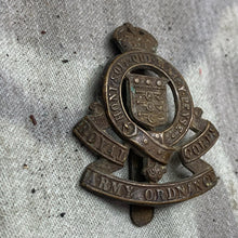 Charger l&#39;image dans la galerie, Origianl WW2 British Army Royal Army Ordnance Corps Cap Badge
