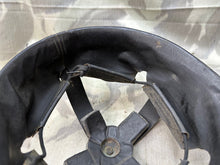 Lade das Bild in den Galerie-Viewer, Original WW2 British Army Mk2 Mk3 Helmet Liner &amp; Screw Set - Size 7 1/4
