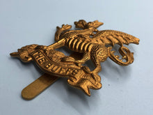 Lade das Bild in den Galerie-Viewer, Original WW2 British Army Buffs (Royal East Kent Regiment) Cap Badge
