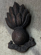 Load image into Gallery viewer, Original WW1 / WW2 British Army Royal Artillery Bronze Cap / Collar Badge
