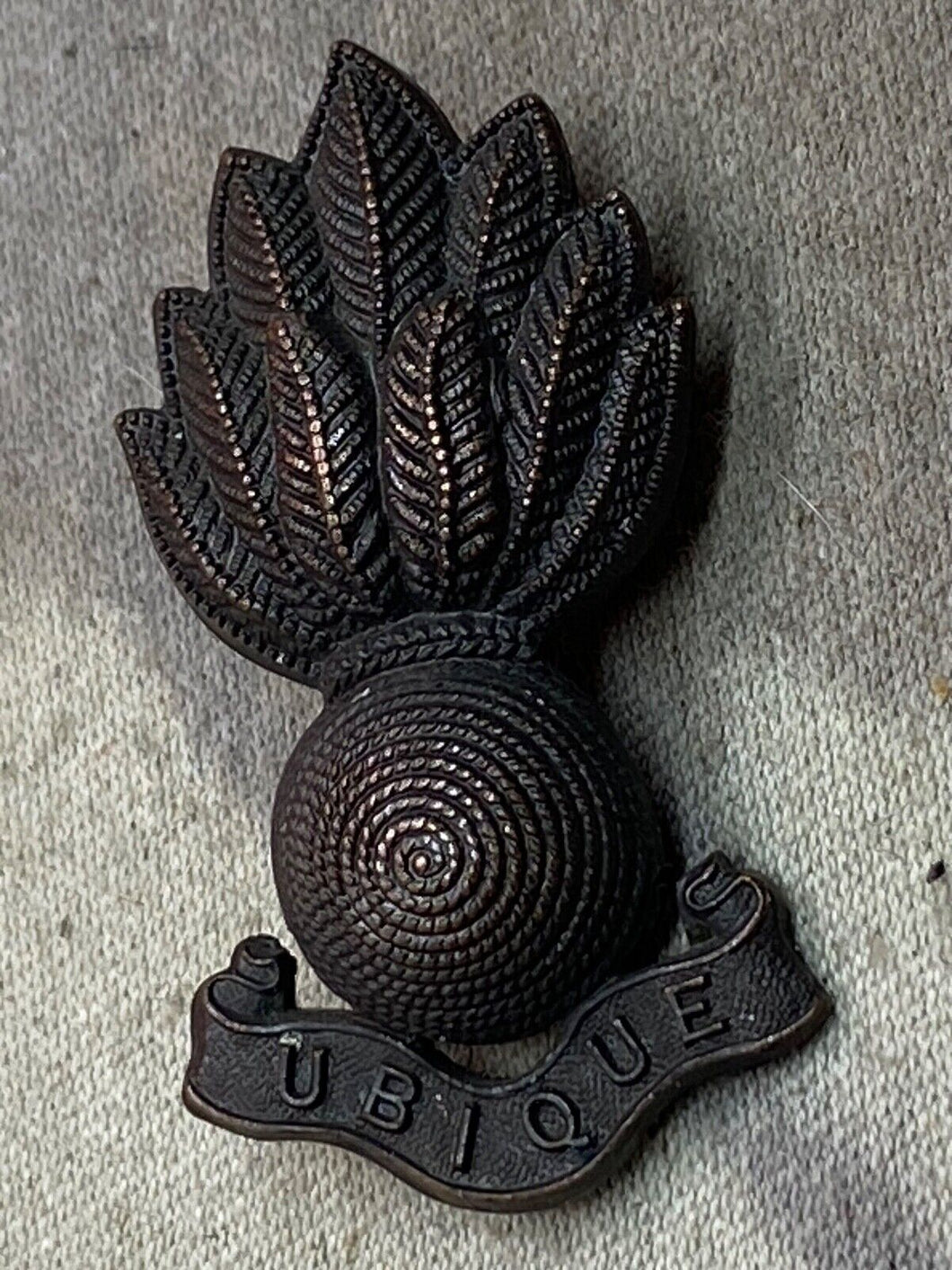 Original WW1 / WW2 British Army Royal Artillery Bronze Cap / Collar Badge