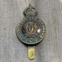 Lade das Bild in den Galerie-Viewer, Original WW2 7th Queen&#39;s Own Hussars British Army Cap Badge
