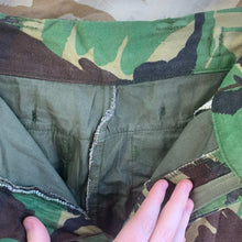 Lade das Bild in den Galerie-Viewer, British Army DPM Camouflaged Temperate Trousers - 76/80/96 - Vintage Clothing
