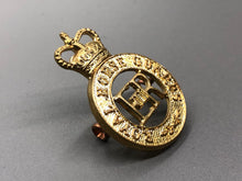 Charger l&#39;image dans la galerie, Genuine British Army Royal Horse Guards Cap Badge
