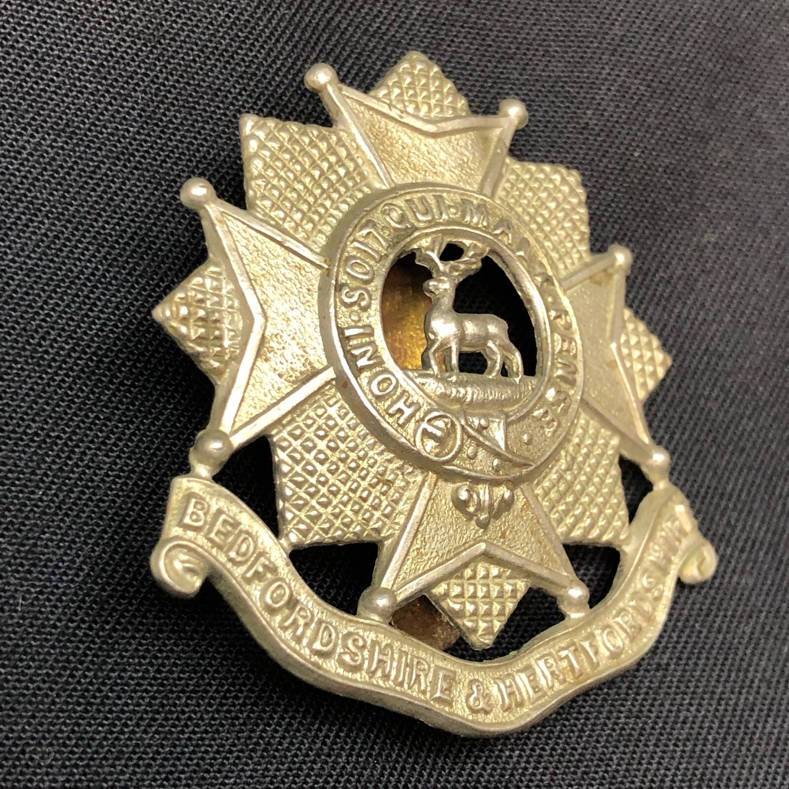Original WW1 / WW2 British Army Bedfordshire & Hertfordshire Regiment Cap Badge - The Militaria Shop