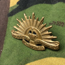 Lade das Bild in den Galerie-Viewer, Original WW2 Australian Commonwealth Military Forces Rising Sun Collar Badge - The Militaria Shop
