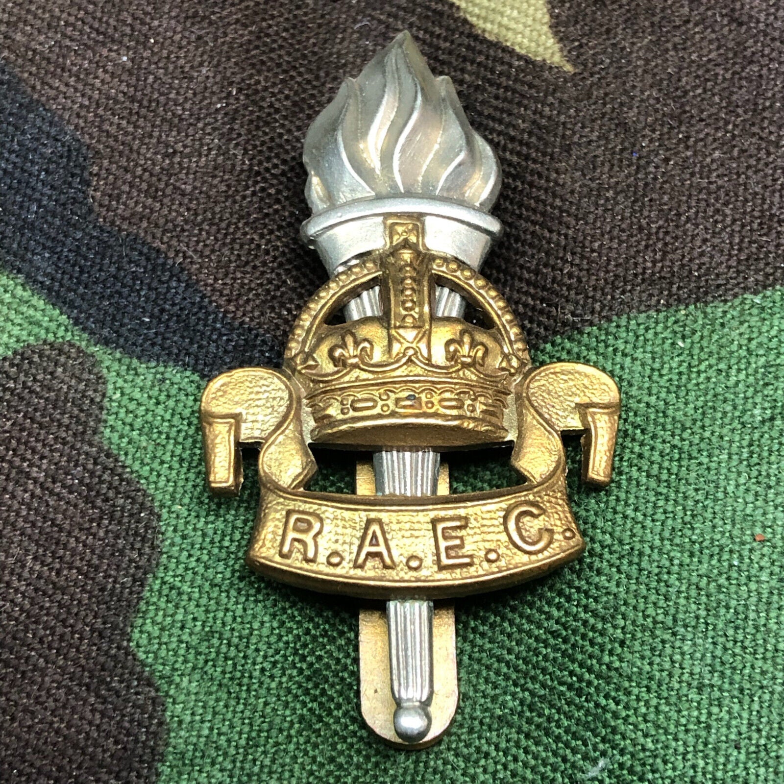 Original WW2 British RAEC Royal Army Education Corps Cap Badge - Kings Crown - The Militaria Shop
