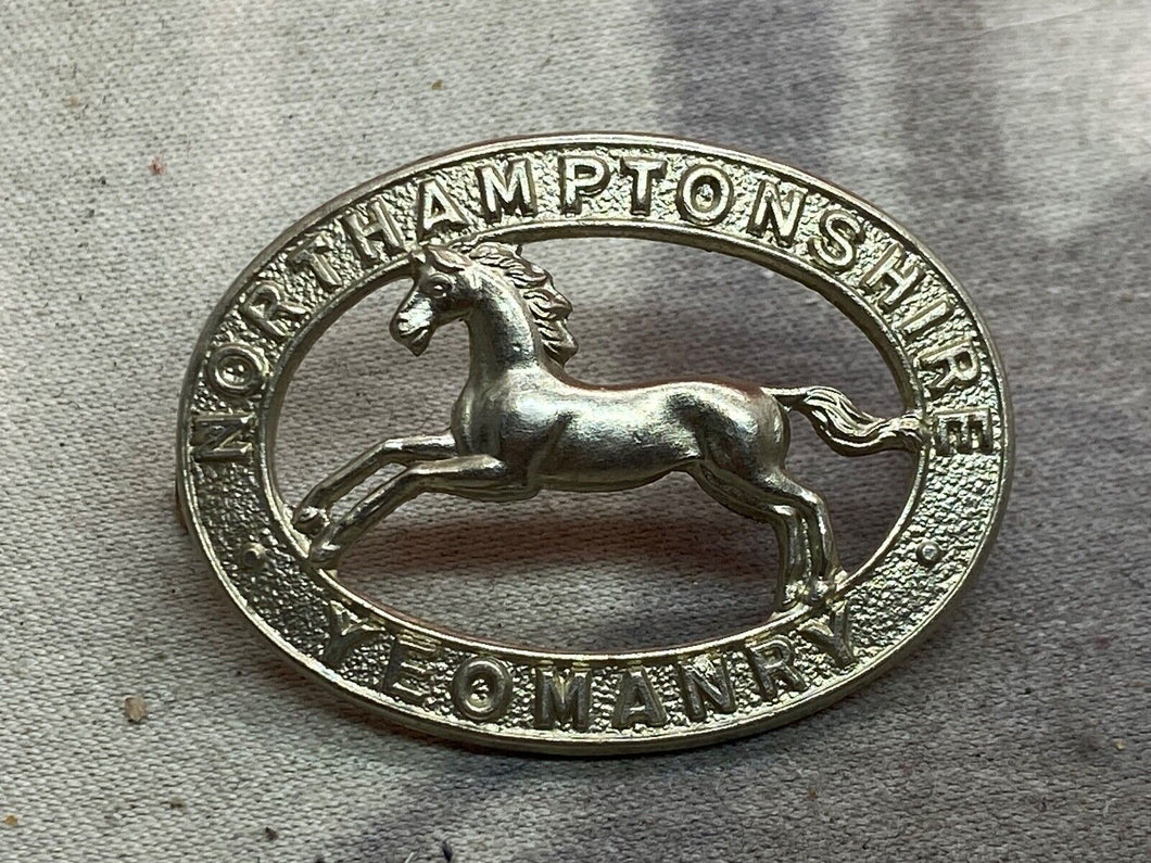 Originales Mützenabzeichen des Northamptonshire Yeomanry Regiment der britischen Armee aus dem 1./2. Weltkrieg 