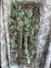 Lade das Bild in den Galerie-Viewer, British Army DPM 1968 Pattern Camouflaged Combat Trousers - Size 30&quot; Waist
