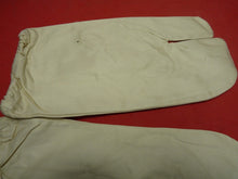 Load image into Gallery viewer, Original WW2 British Army Gunners Winter White Gloves - Dated 1941
