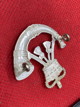 Lade das Bild in den Galerie-Viewer, British Army Queen&#39;s Crown Light Infantry Cap Badge
