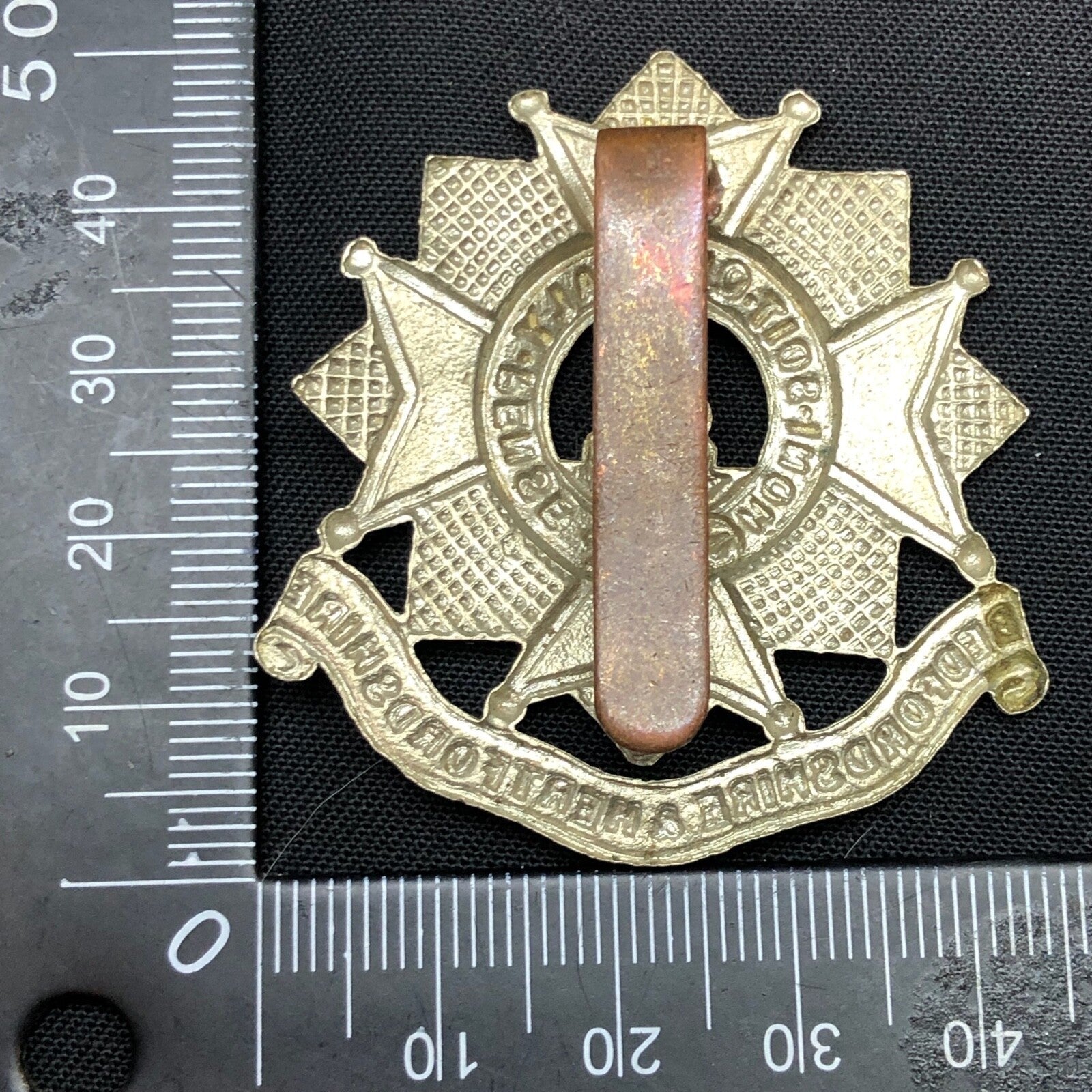 Original WW1 / WW2 British Army Bedfordshire & Hertfordshire Regiment Cap Badge - The Militaria Shop