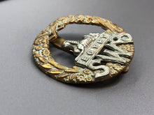 Lade das Bild in den Galerie-Viewer, Original WW2 British Army South Wales Borderers Regiment Cap Badge
