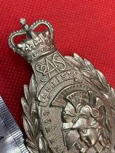 Load image into Gallery viewer, Queen&#39;s Crown 2nd SAS Artists Rifles Cross Belt / Pouch Badge
