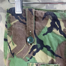 Lade das Bild in den Galerie-Viewer, British Army DPM 1968 Pattern Camouflaged Combat Trousers - Size 30&quot; Waist
