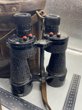 Charger l&#39;image dans la galerie, Original British Army Pair of 1942 Prismatic Binoculars in Case - WD Marked
