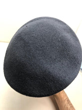 Lade das Bild in den Galerie-Viewer, Original British Royal Air Force RAF Beret - NEW IN PACKET - Size 52cm
