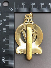 Charger l&#39;image dans la galerie, Genuine British Army Queen&#39;s Royal Irish Hussars Anodised (Staybrite) Cap Badge
