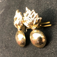 Charger l&#39;image dans la galerie, Original British Collar Badge Pair - Royal Artillery - The Militaria Shop
