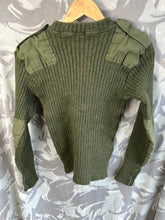 Charger l&#39;image dans la galerie, Genuine British Army Man&#39;s Heavy Jersey Olive Drab Pull Over - Size 32&quot; Chest
