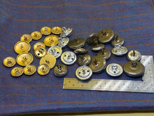 Lade das Bild in den Galerie-Viewer, Original Group of British Army Post 1953 Tunic Buttons - The Militaria Shop
