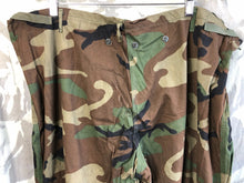 Charger l&#39;image dans la galerie, Genuine US Army Camouflaged Overgarment Protective - XLarge - 48&quot; Waist
