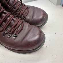 Lade das Bild in den Galerie-Viewer, British Army Surplus Defender Brown Leather Combat Boots - Altberg Size UK 9 M - The Militaria Shop

